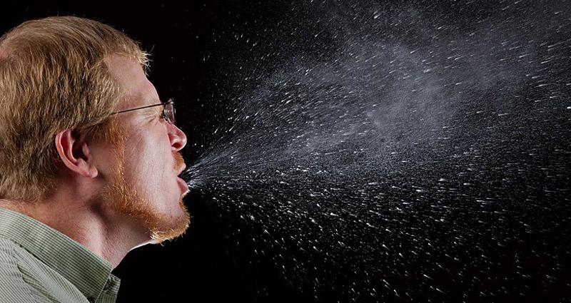 Coronavirus | Il contagio con Starnuto, Tosse e Respiro: basta un metro di distanza?