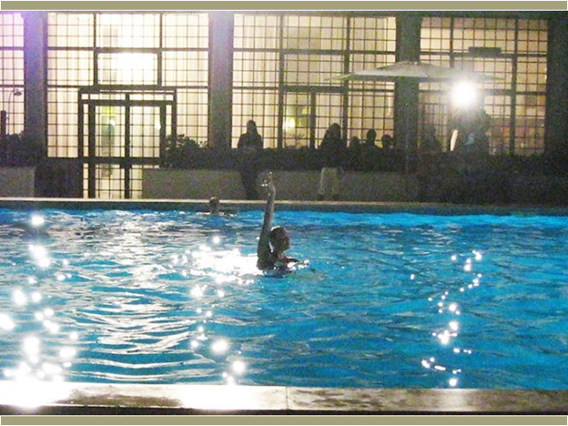 L'esibizione di nuoto sincronizzato simboleggia l'armonia femminile
